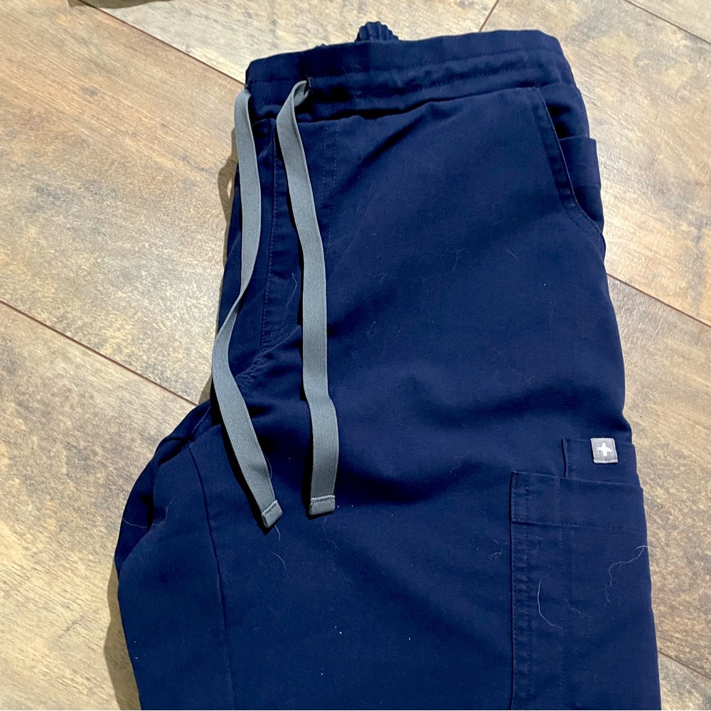 Size small yola scrub pants navy blue figs